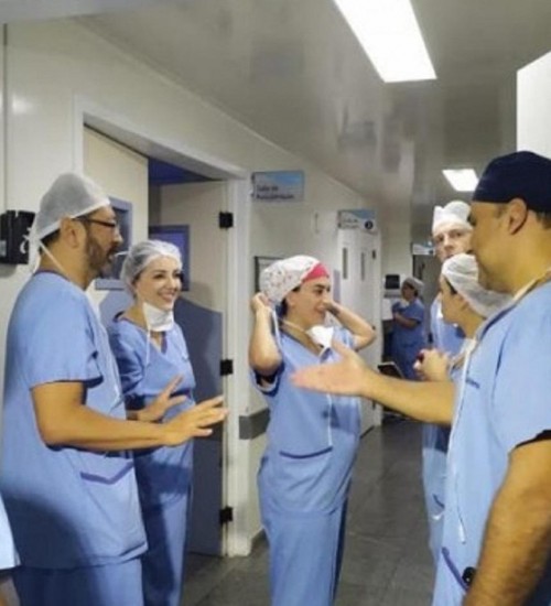 Gêmeos são operados ainda na barriga da mãe em cirurgia inédita em Florianópolis.