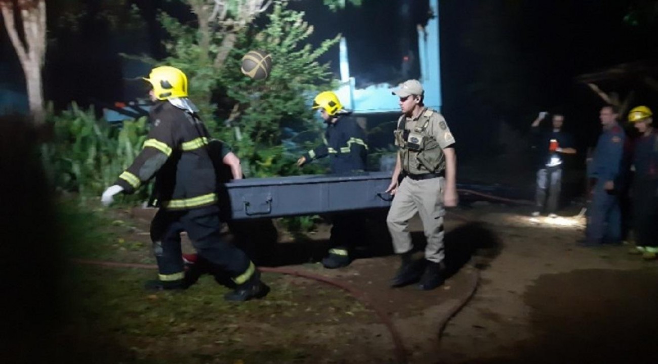 Homem morre carbonizado em incêndio de residência em São Miguel do Oeste.