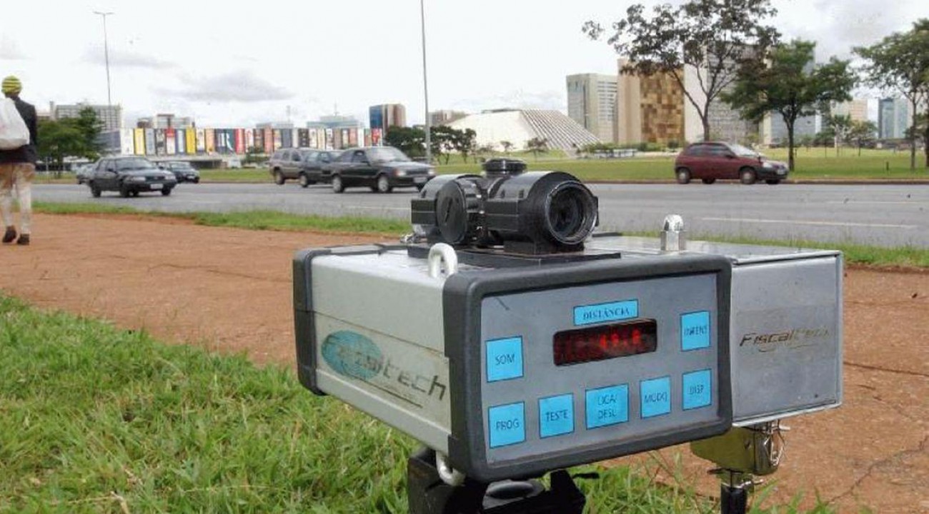 Justiça determina que PRF volte a usar radares móveis em rodovias.