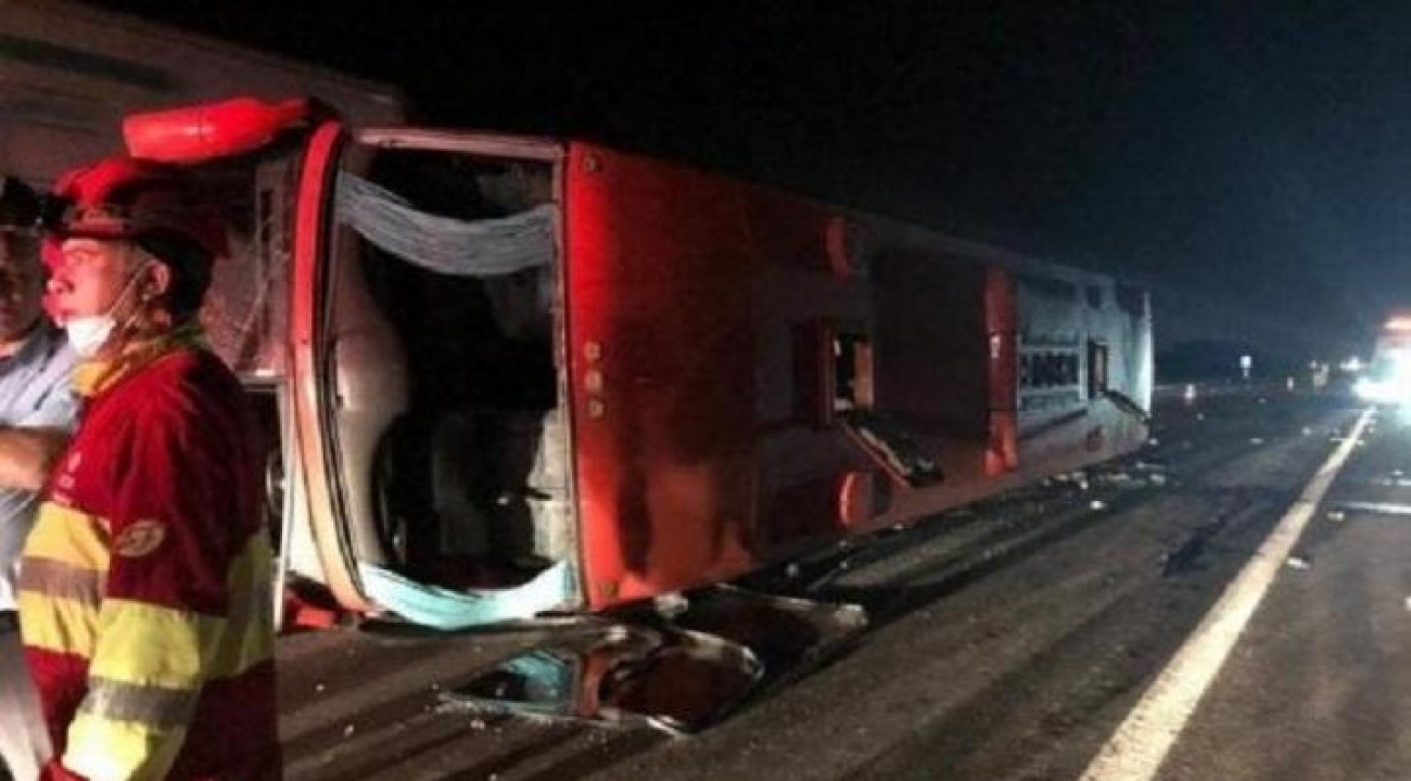 Ônibus catarinense tomba no Rio Grande do Sul e deixa 26 pessoas feridas.