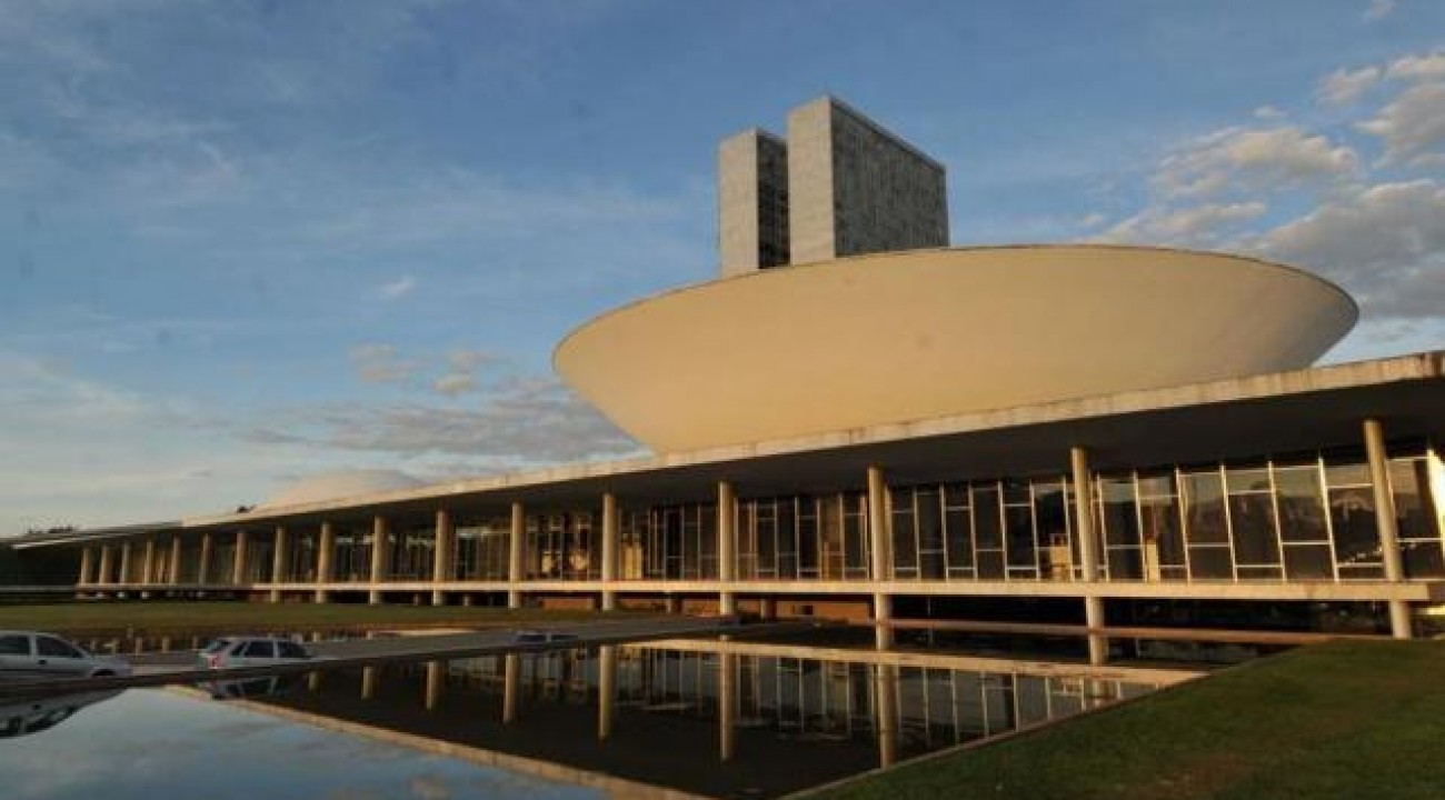 Prefeitos se mobilizam em Brasília contra extinção de municípios.