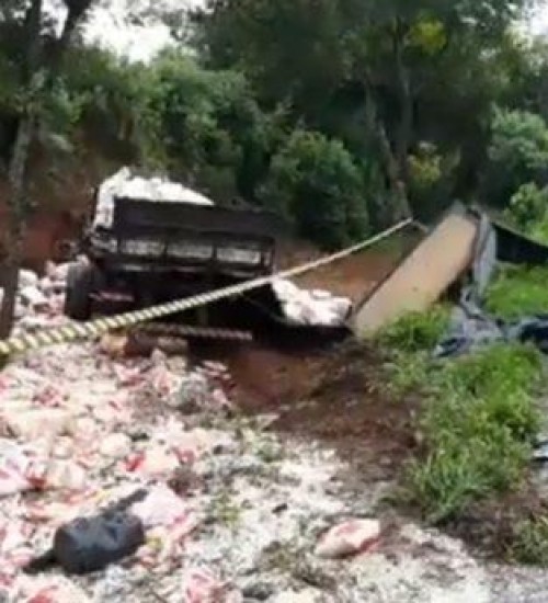 Acidente envolvendo caminhão de Chapecó mata uma pessoa em Nonoai