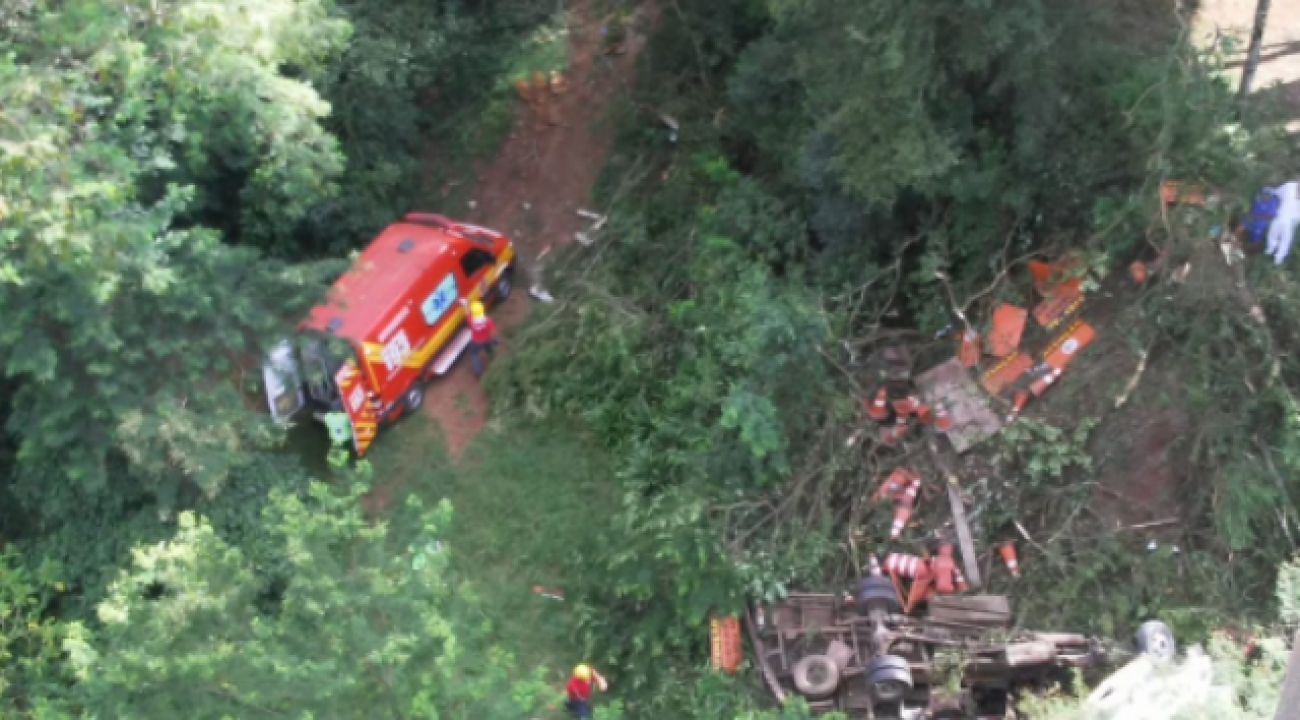 Caminhão cai da ponte do Rio das Antas e deixa três feridos.