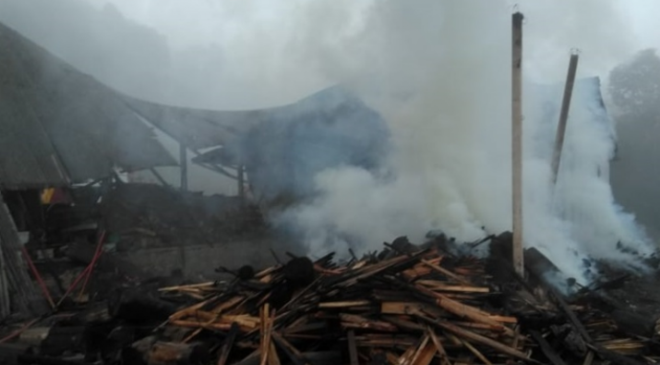 Fábrica de maravalhas fica destruída após incêndio no Oeste.