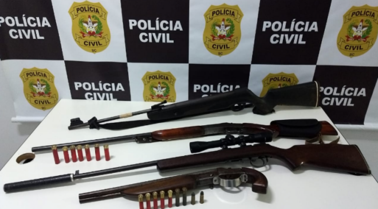Polícia Civil apreende quatro armas e prende duas pessoas.
