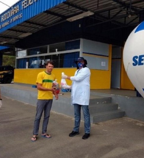 Ação conjunta de PRF e Sest/Senat ajuda caminhoneiros em Santa Catarina.