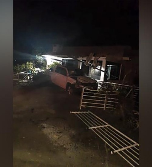 Camioneta invade residência e motorista foge do local em Mondaí