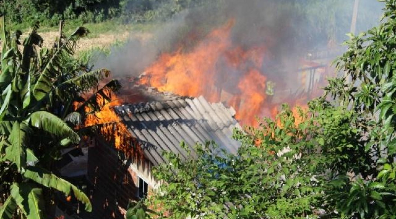 Família que teve casa destruída em incêndio em São Miguel do Oeste.