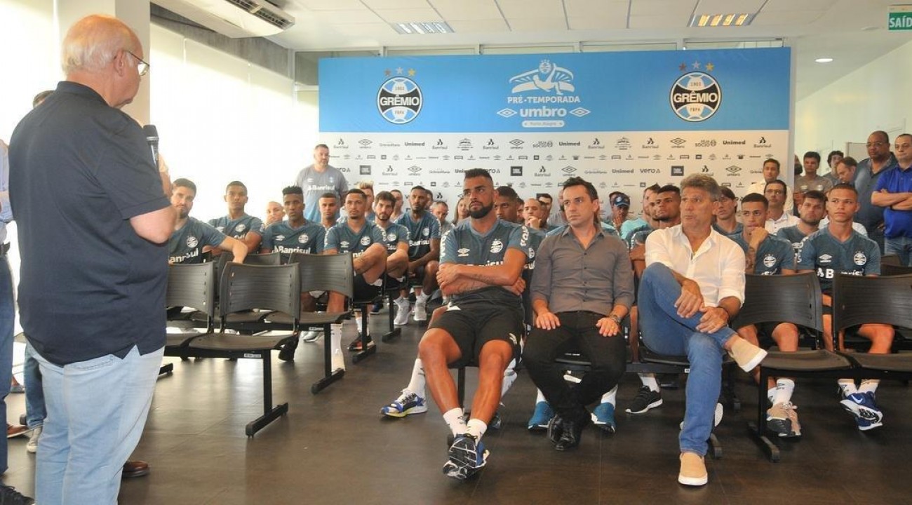 Grêmio anuncia férias ao grupo de jogadores até 21 de abril.
