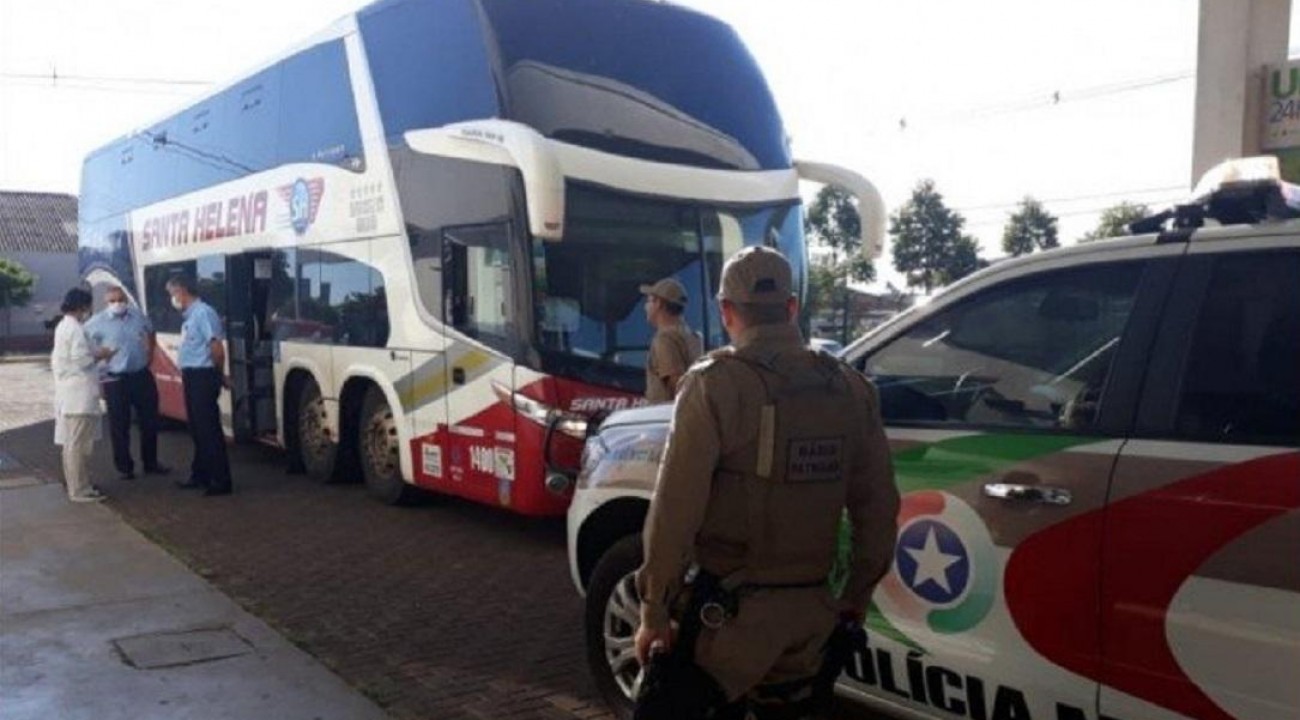 Ônibus de SMOeste com 40 passageiros chega da Bahia sob escolta no Oeste.