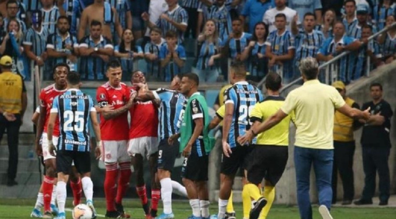 Primeiro Gre-Nal na Libertadores tem briga generalizada e termina sem gols.