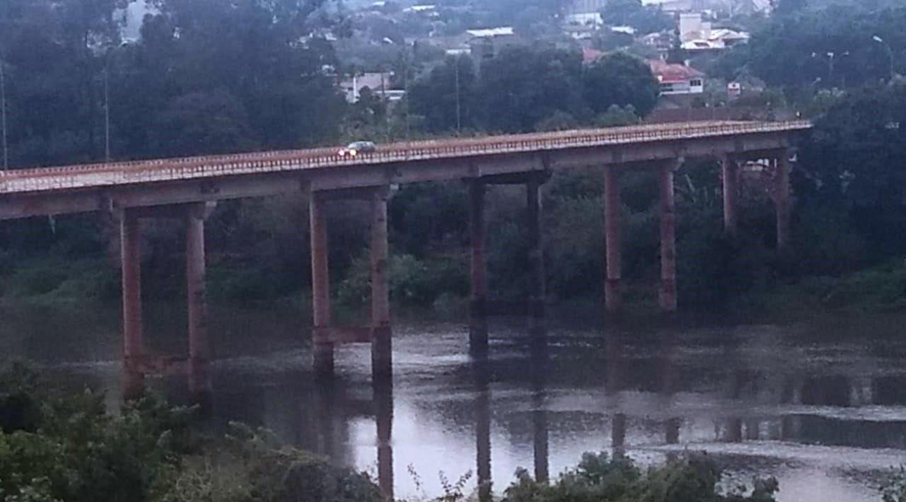 Bombeiros e policiais salvam mulher após vítima pular de ponte no Oeste