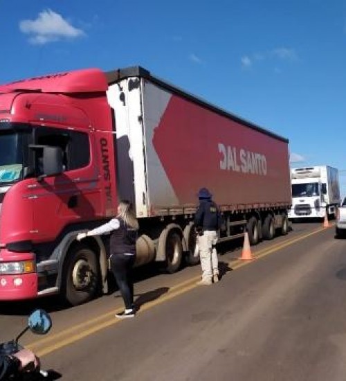 PRF e voluntários entregam alimentos para caminhoneiros em São Miguel do Oeste.