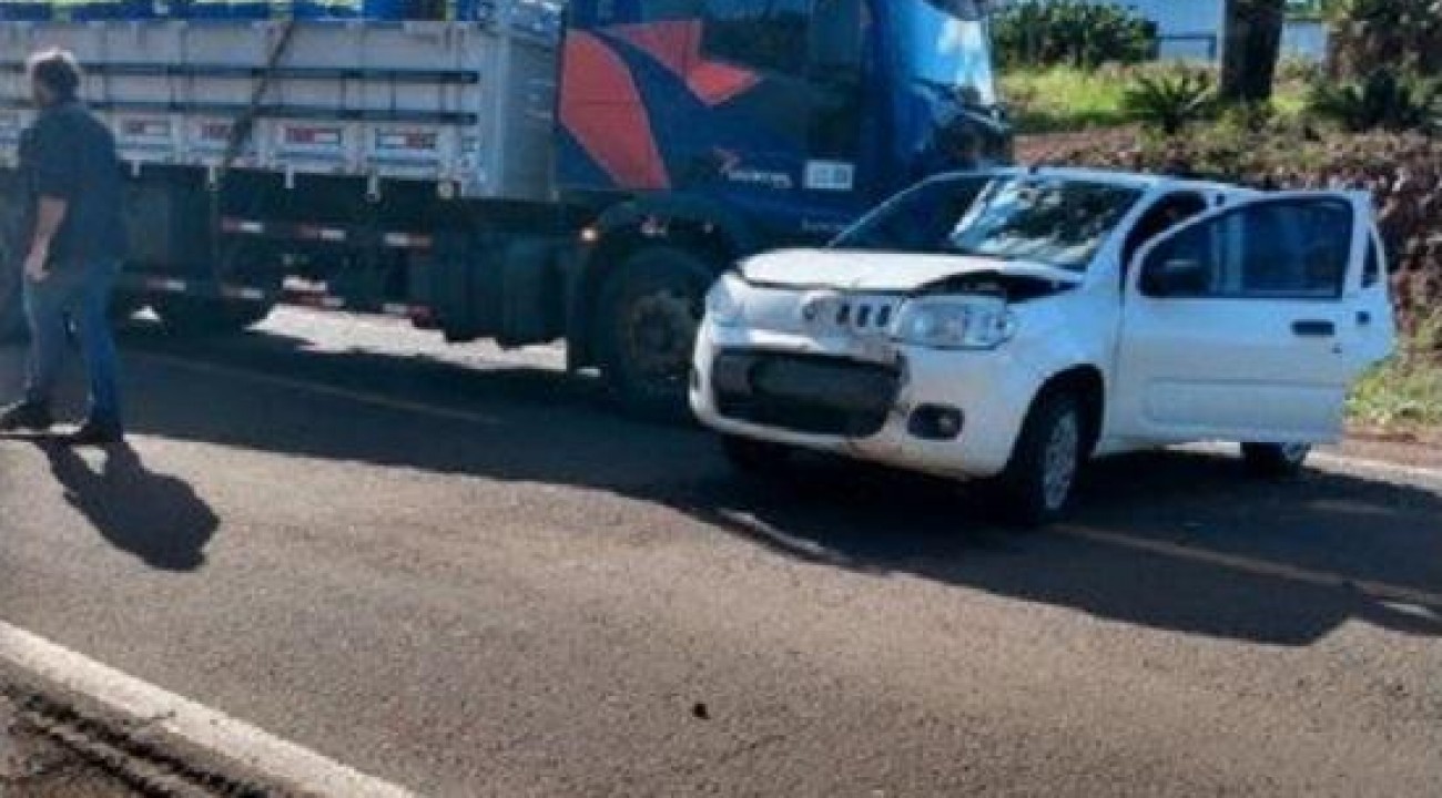 Engavetamento envolve automóvel e dois caminhões, em São João do Oeste.