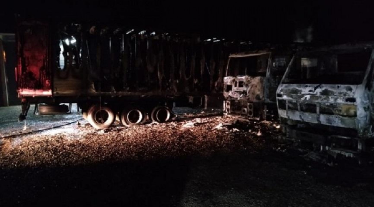 Incêndio de grandes proporções destrói quatro caminhões, em Itapiranga.