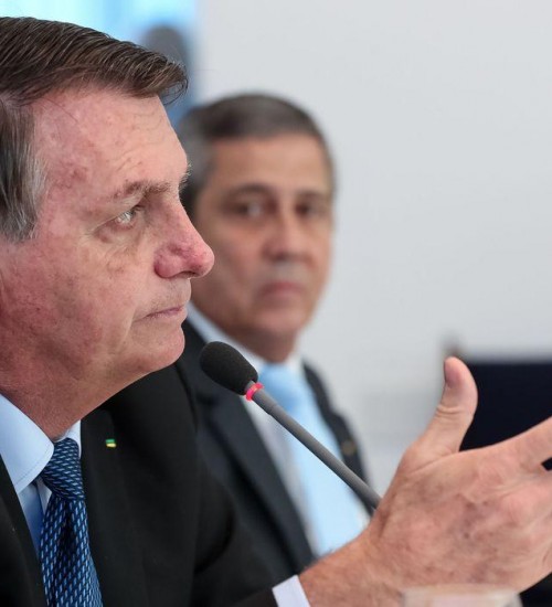 Bolsonaro sanciona lei que obriga empresa a informar data de corte de água e luz a inadimplente.
