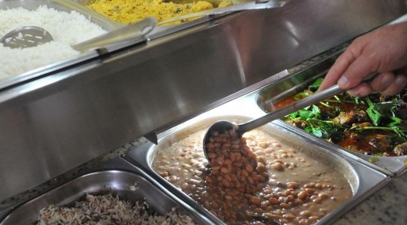 Bolsonaro sanciona lei que permite doação de refeições não vendidas.