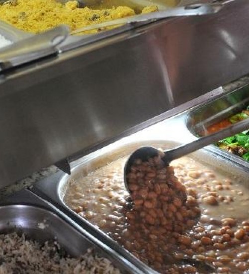 Bolsonaro sanciona lei que permite doação de refeições não vendidas.