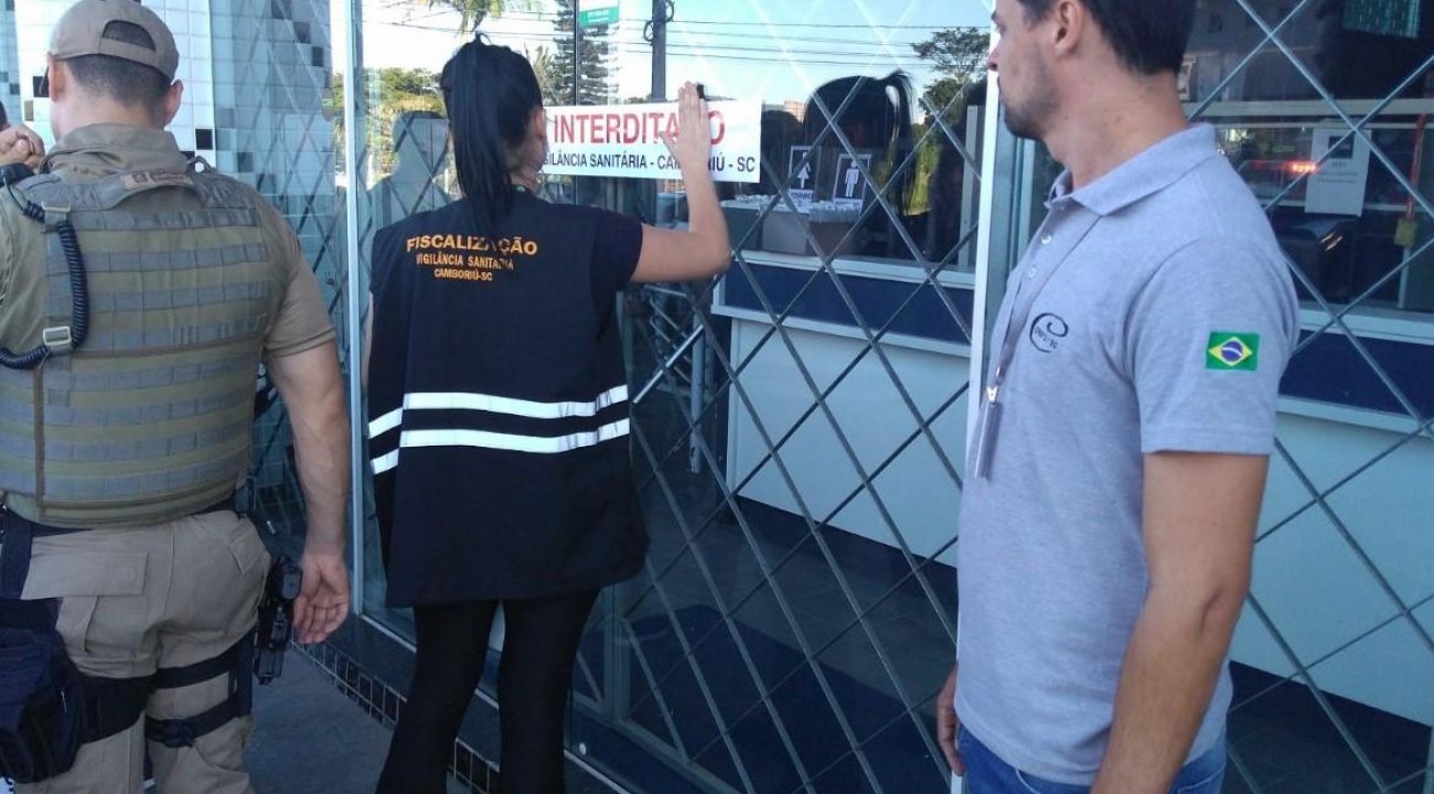 Polícia Militar e Vigilância Sanitária interditam estabelecimento comercial em Itapiranga.