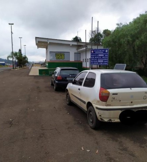 Veículo é flagrado escoltando outro automóvel com mercadorias do Paraguai.