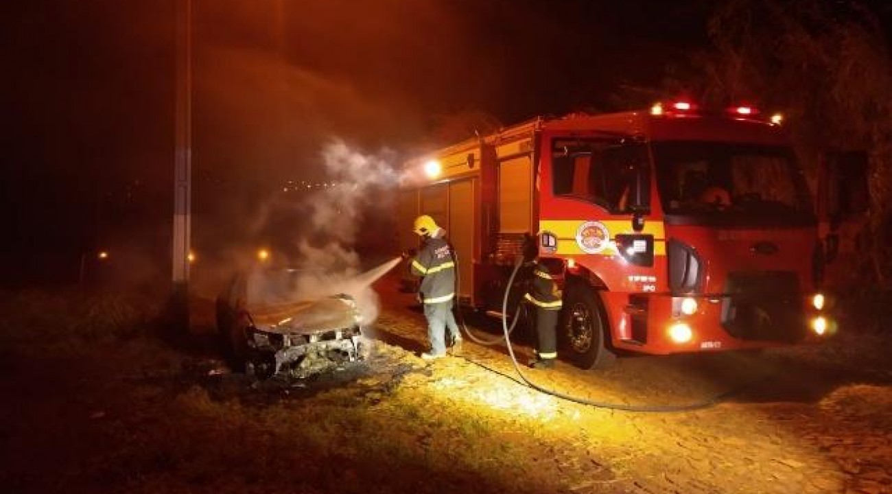 Veículo destruído por incêndio em Iporã do Oeste