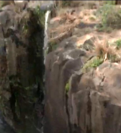 Amigas morrem após sofrerem queda de cachoeira de 30 metros