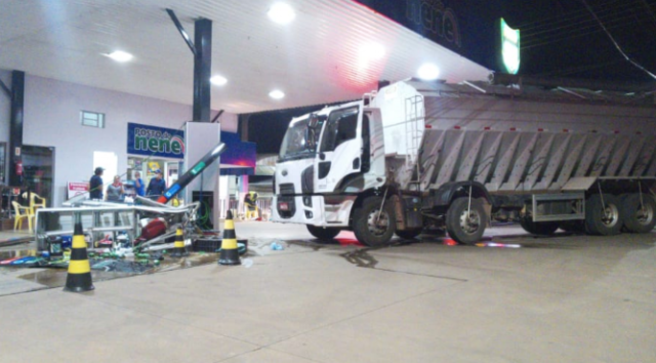 Caminhão invade posto de combustível em Iporã do Oeste