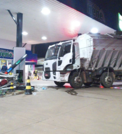 Caminhão invade posto de combustível em Iporã do Oeste
