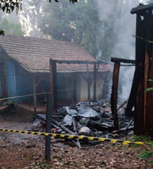 Idoso é encontrado carbonizado após incêndio em casa em São Carlos