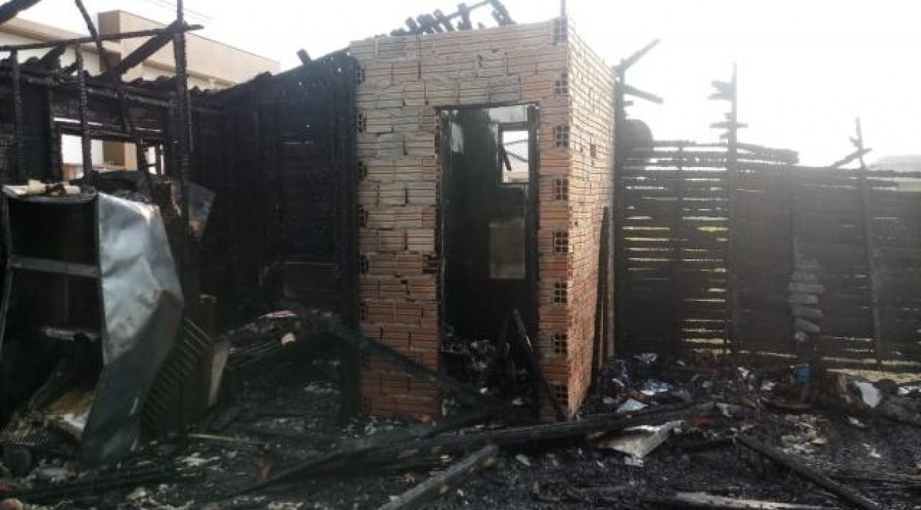 Incêndio destrói residência no Centro, em Guaraciaba