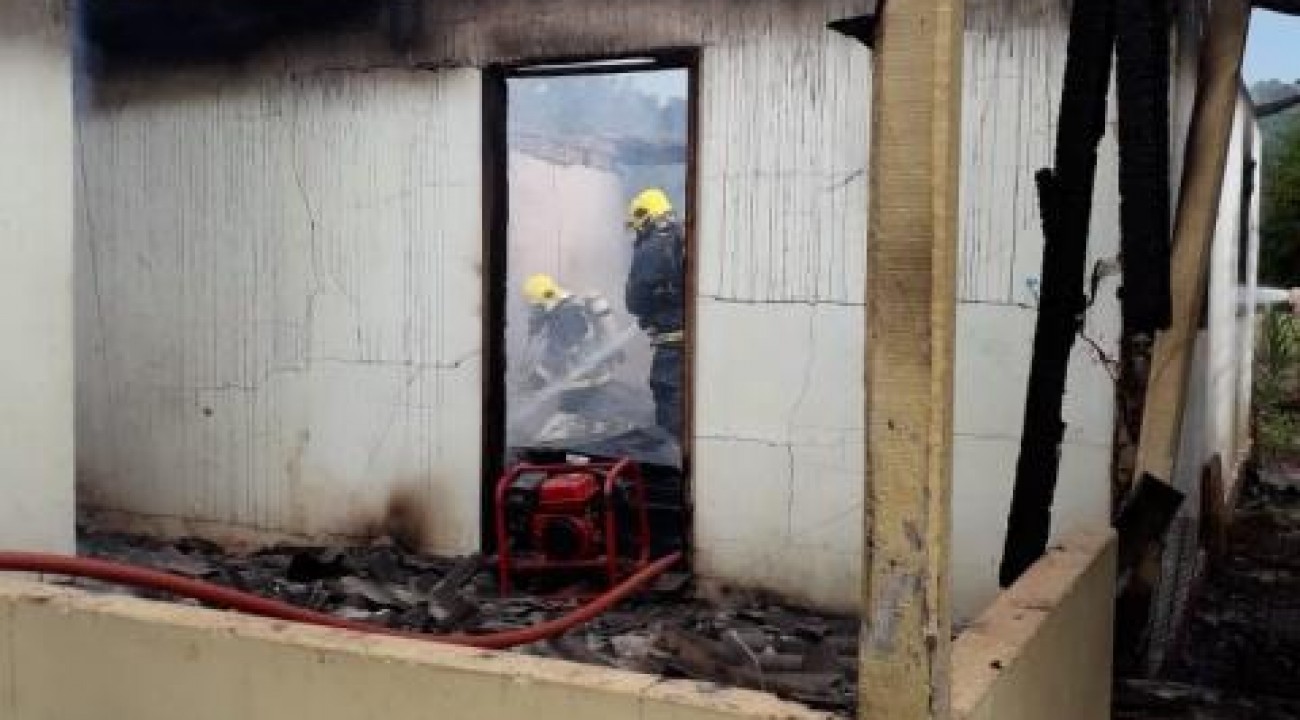 Residência destruída por incêndio no interior de Itapiranga