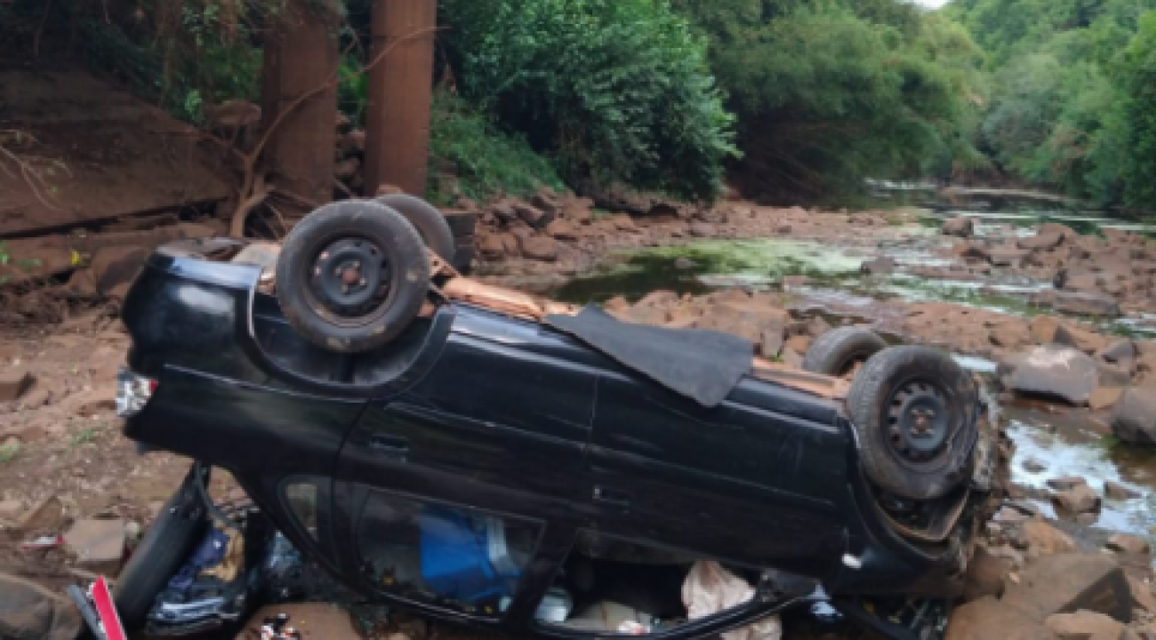 Veículo cai de ponte no interior de Mondaí