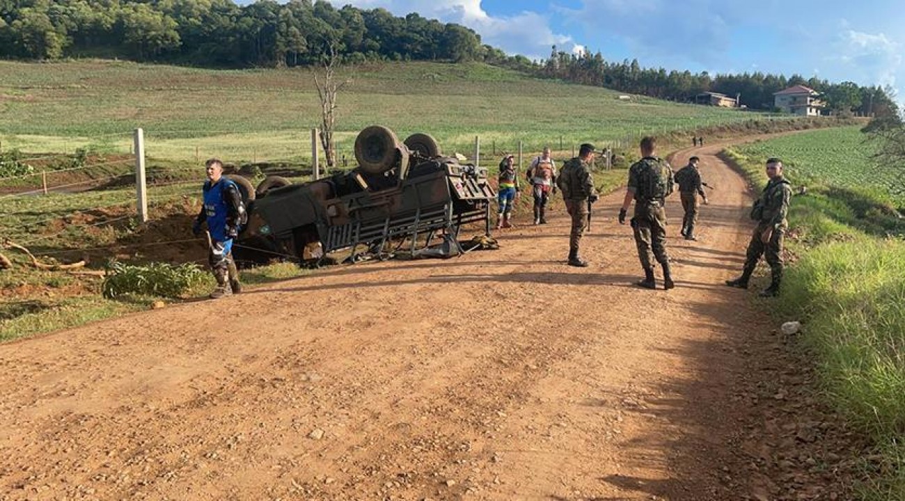 Veículo do Exército Brasileiro tomba no interior de Dionísio Cerqueira