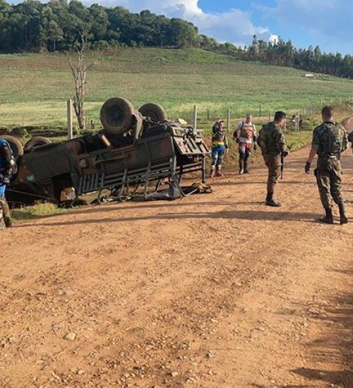 Veículo do Exército Brasileiro tomba no interior de Dionísio Cerqueira