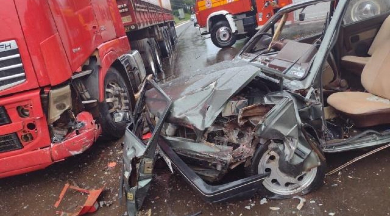Vítimas ficam feridas após veículo colidir em caminhão estacionado em Maravilha