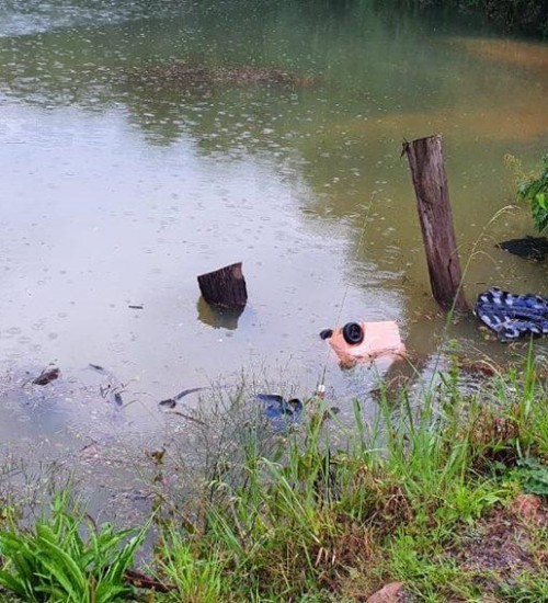 Criança e adolescente morrem após carro cair dentro de barragem em Santa Catarina