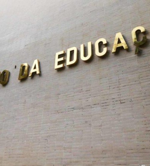 Ministro da Educação confirma retomada das aulas presenciais nas universidades federais a partir de 1º de março.
