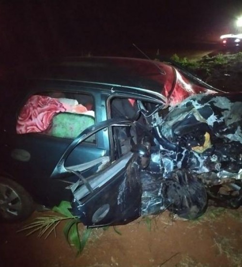 Colisão frontal de carros causa três mortes em SMOeste.