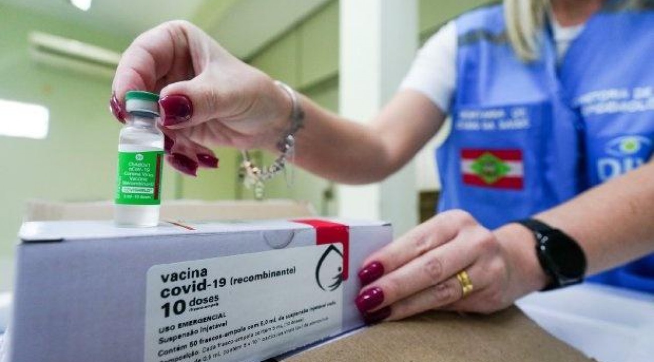Distribuição das doses da vacina de Oxford começa nesta segunda-feira em Santa Catarina.