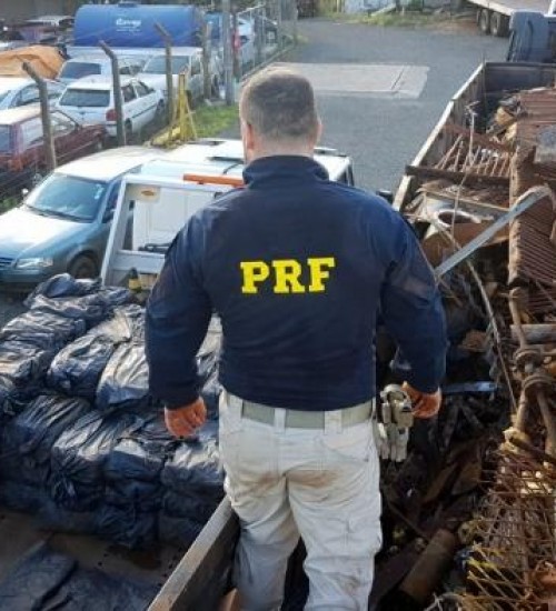 PRF apreende cerca de 2,3 toneladas de maconha escondida em carga de sucata na BR 158 em Cunha Porã.