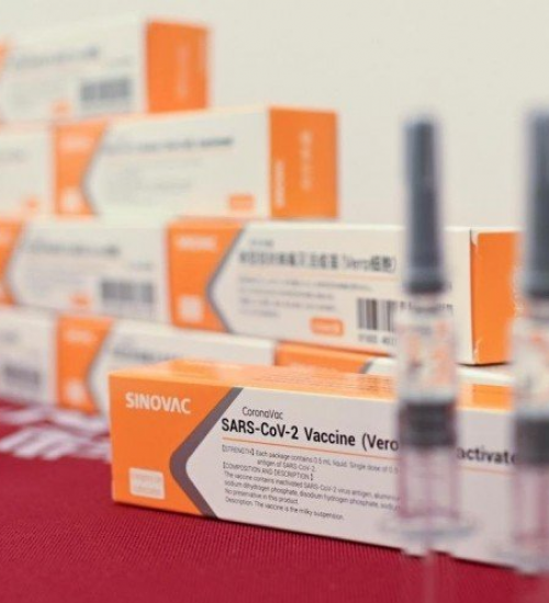 Vacina chinesa CoronaVac pede autorização de uso emergencial no Brasil.