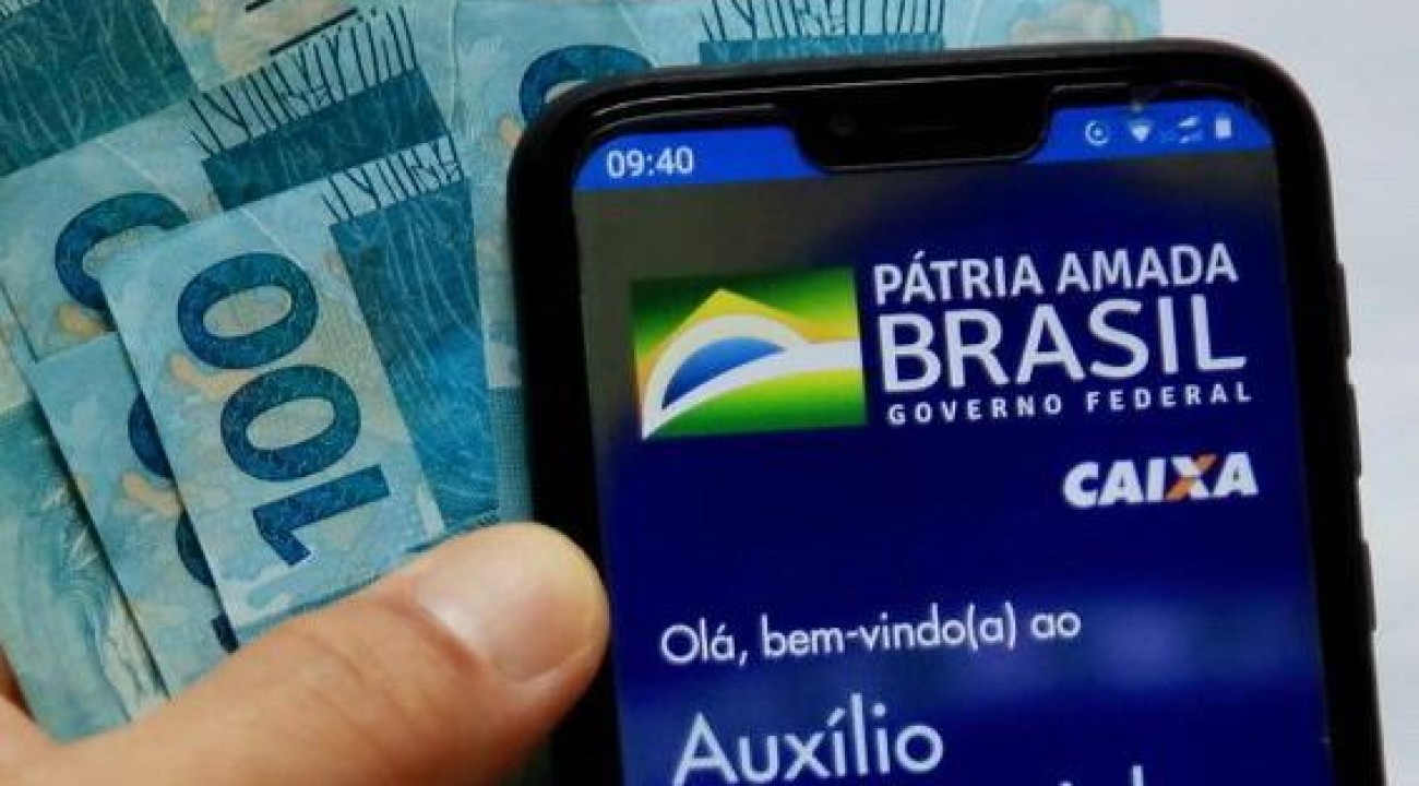 Bolsonaro afirma que auxílio deve voltar em março, com parcelas de R$ 250.