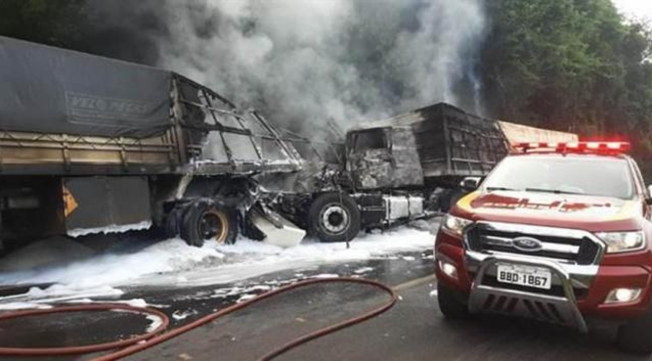 Com caminhões diferentes, pai e filho se envolvem em acidente no PR e um deles morre após veículo pegar fogo.