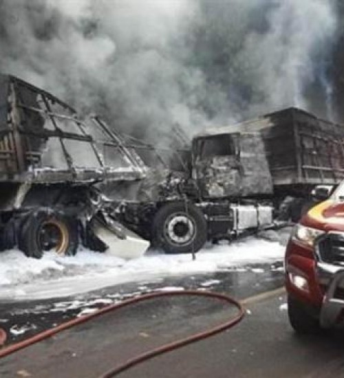Com caminhões diferentes, pai e filho se envolvem em acidente no PR e um deles morre após veículo pegar fogo.