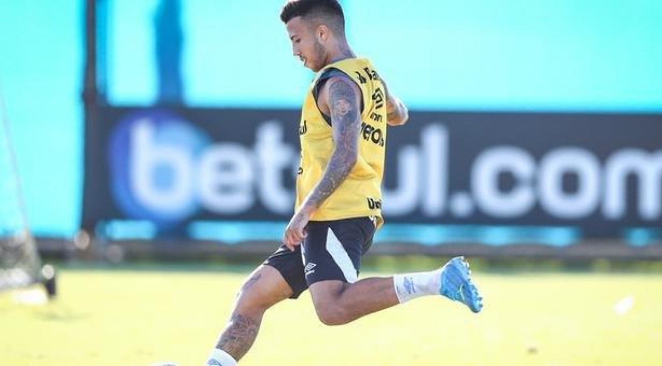 Matheus Henrique descarta pressão no Grêmio e garante confiança no título da Copa do Brasil.