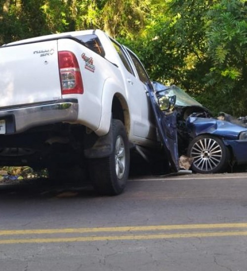 Motorista morre após acidente entre automóvel e caminhonete na SC-160.