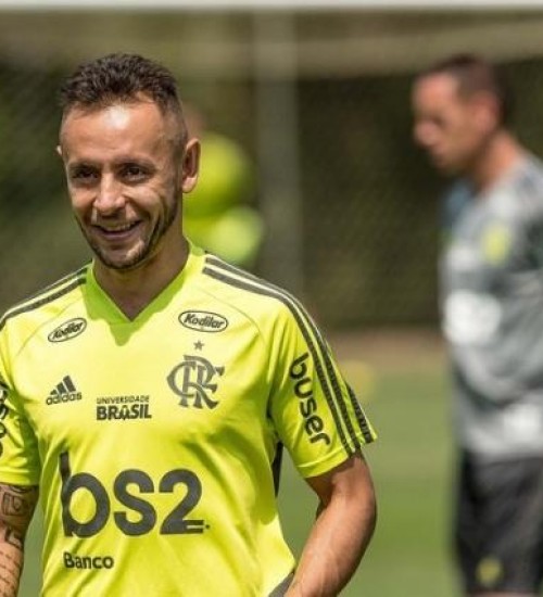 Grêmio encaminha contratação do lateral-direito Rafinha.