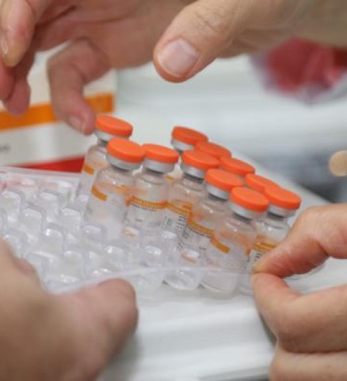 Senado aprova medida provisória autorizando Estados e municípios a comprarem vacinas contra covid-19.