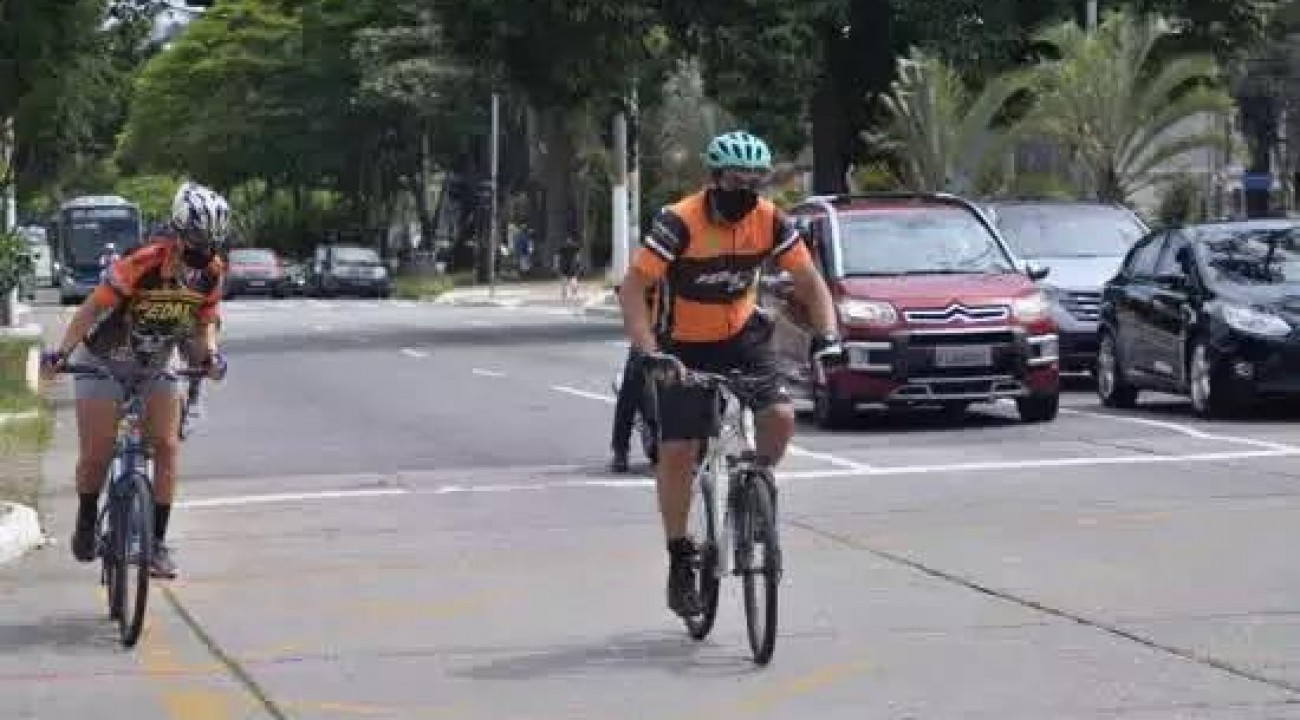 Deixar de reduzir a velocidade de forma compatível com a segurança ao ultrapassar ciclista é infração gravíssima.
