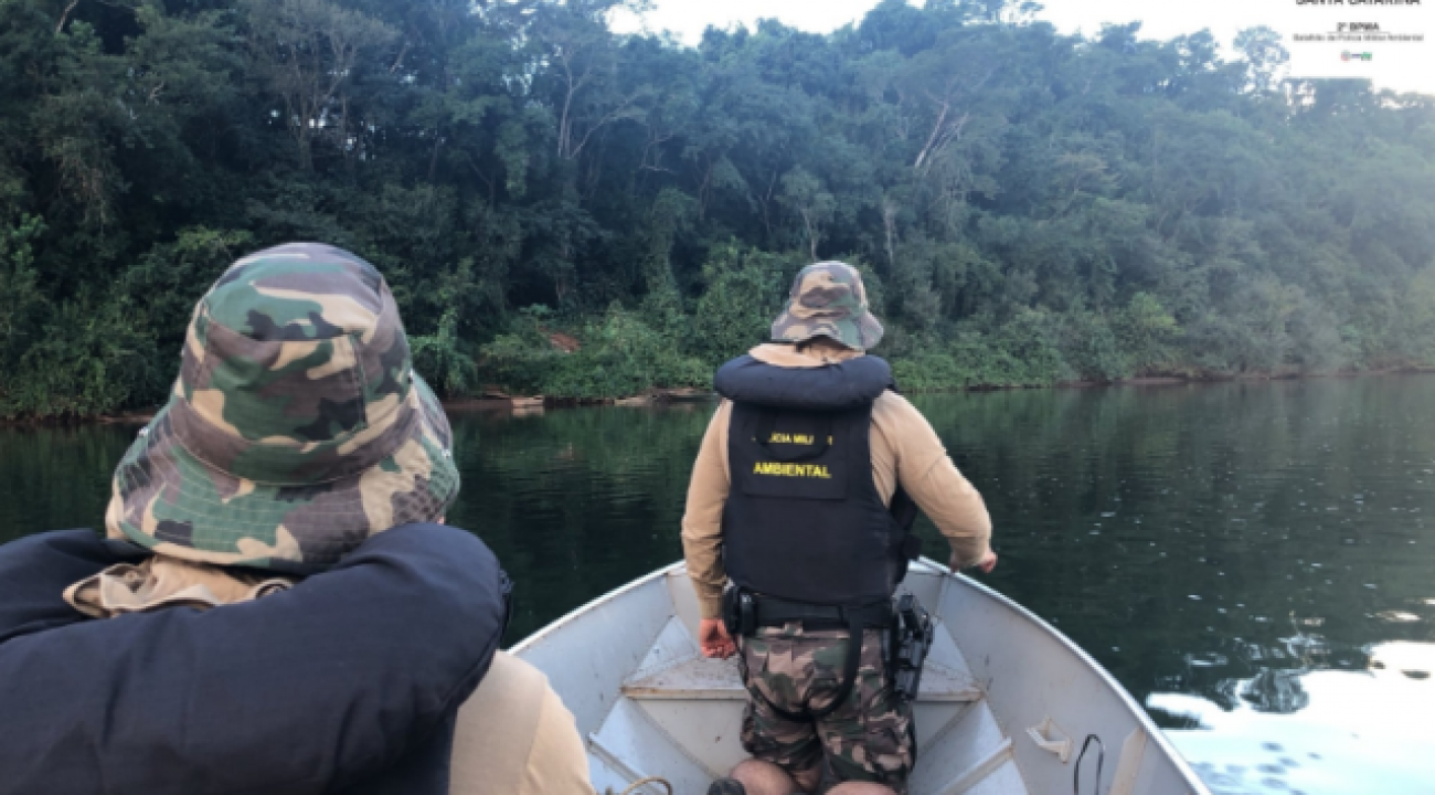 Polícia Ambiental apreende 500 metros de redes e devolve peixes ao Rio Uruguai.